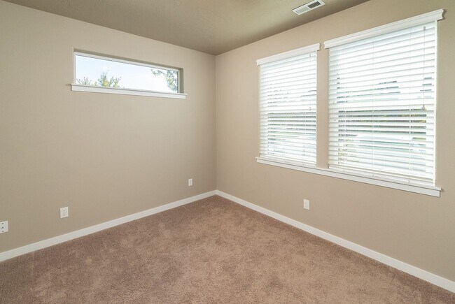 Building Photo - Spacious single level Orchard floorplan with 4th bedroom/den option home featuring SOLAR - Great ...