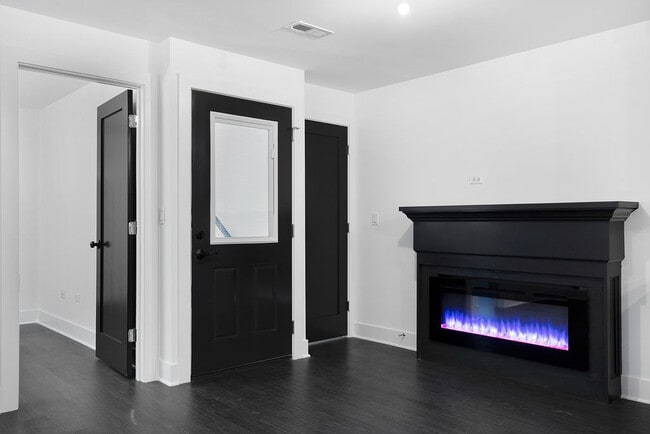 Building Photo - 1833 S Throop St