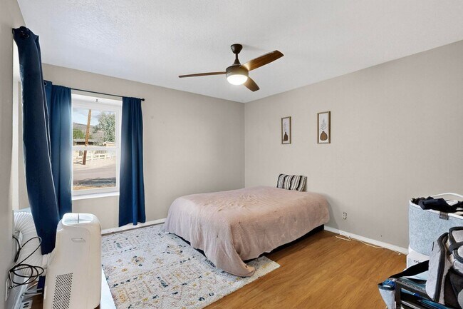 Building Photo - NE 2 Bedroom 2 Bath with Garage