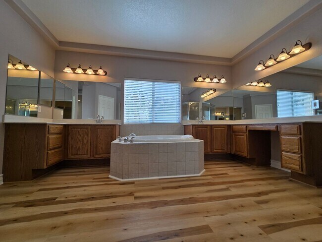 Building Photo - An Amazing NW Home! Over 3300 sq ft w/ pool & spa! Must see!