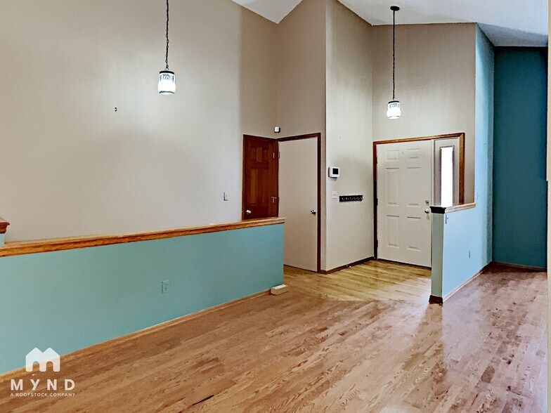 Building Photo - 2402 S Gray Dr