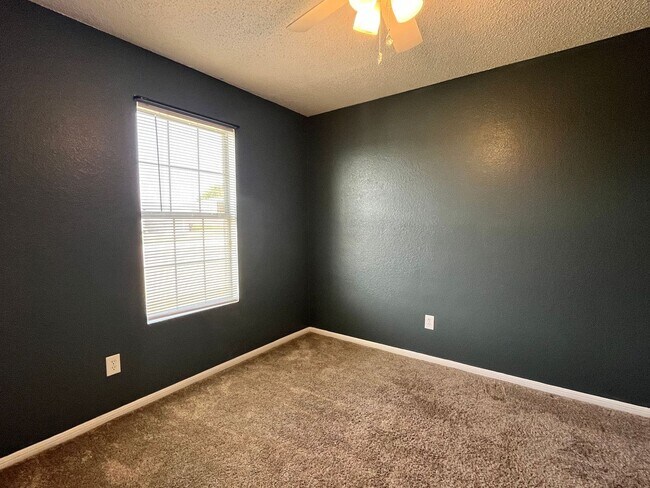 Building Photo - 4509 Lloyd Dr