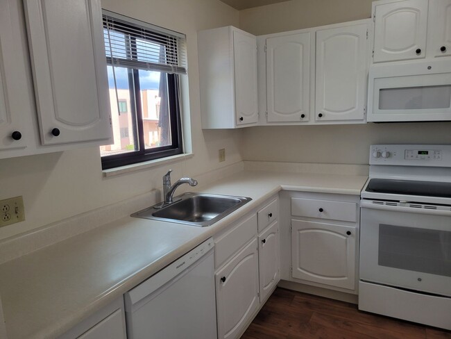 Building Photo - 2 Bed / 2 Bath Top Level Condo with A/C! -...