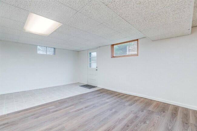 Building Photo - 9715 Grantview Dr