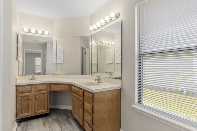 Building Photo - NEWLY RENOVATED in MANDARIN, 3-Bedroom Hom...