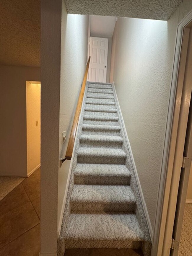 Building Photo - ELEGANT 5BD in WOODLAND HILLS/D20 - Security Deposit Waiver Available