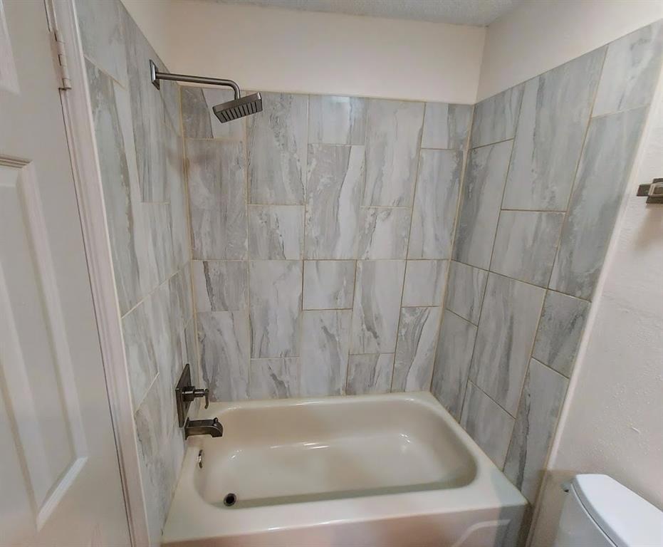 Hall Bath Tub and Shower - 2734 Indian Trail Dr