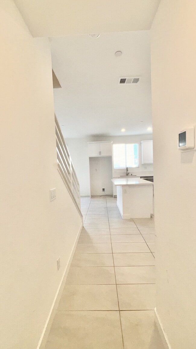 Building Photo - 4 Bedrooms Available University Park