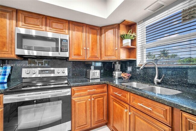 Building Photo - 2825 SW 5th St