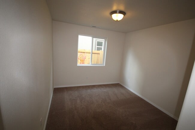 Building Photo - Like New SE Bend House, All Appliances, Do...