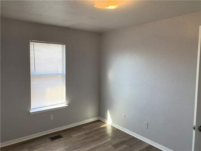 Building Photo - 2807 Cantabrian Dr