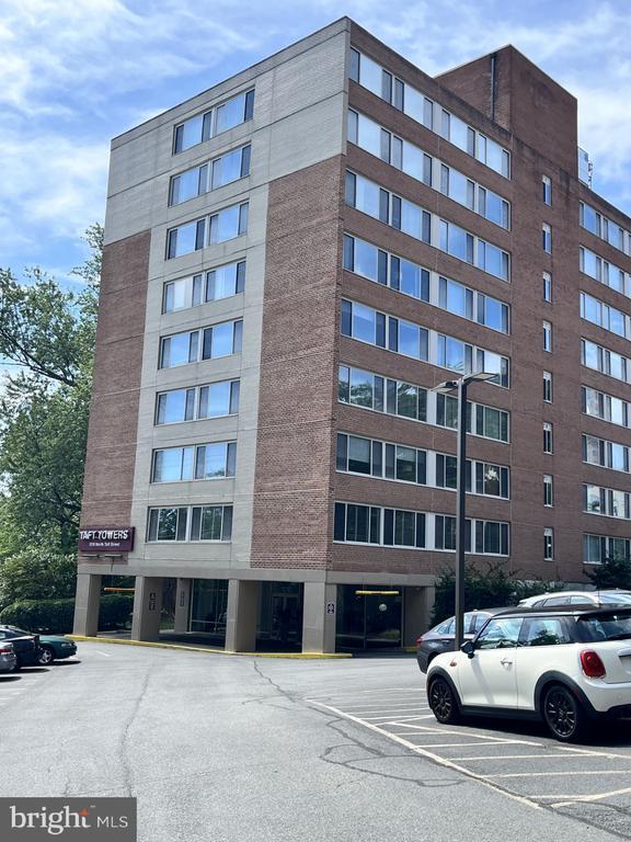 Building Photo - 1210 N Taft St