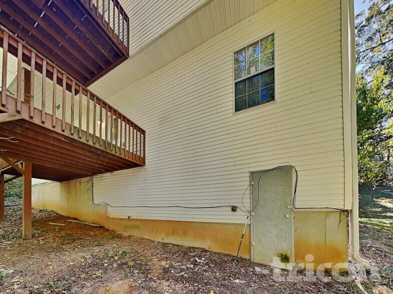 Building Photo - 1720 Ben King Rd