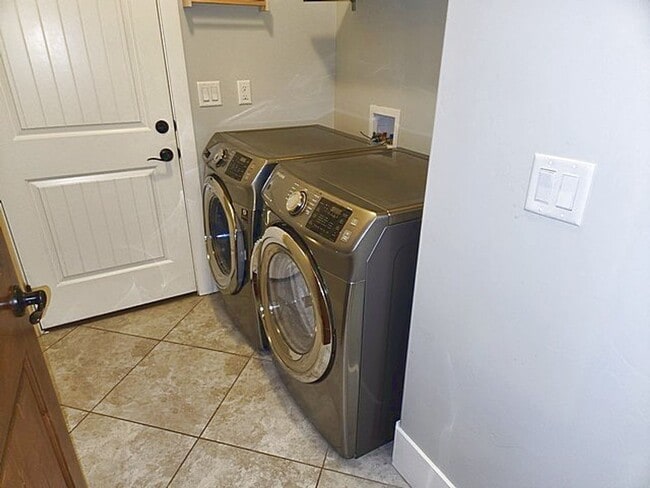 Building Photo - Well Appointed Townhome with Amenities