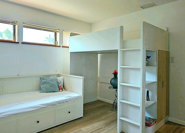 Building Photo - McGregor Woods  Community with Natural Surrounding Charm. Close to Sanibel.