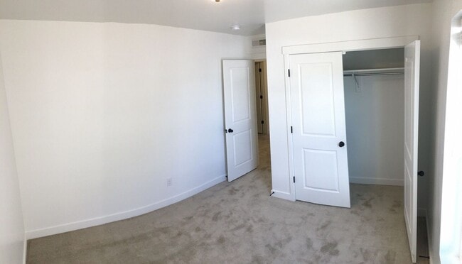 Building Photo - Pet Friendly Gorgeous Row End Townhome w 2 car attached garage!