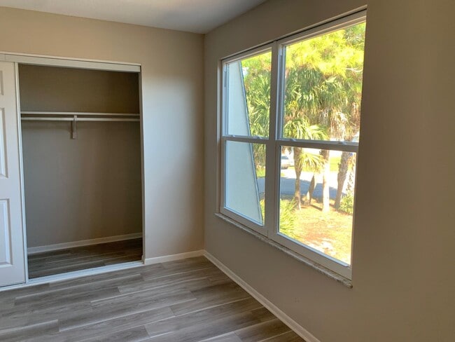 Building Photo - 2 Bedroom 1.5 Bath 2 Story Townhouse