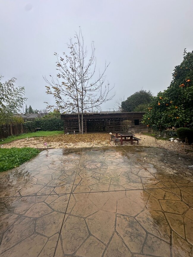 Building Photo - Gorgeous, 3 bedroom, 2.5 bath home, ready for move in