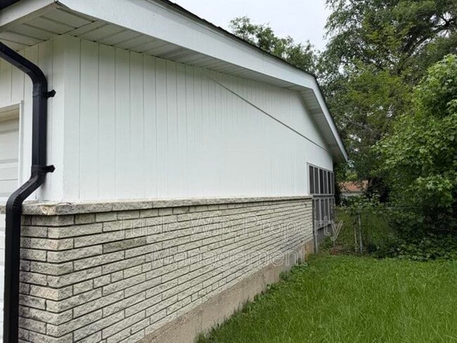 Building Photo - 2257 Luxmore Dr