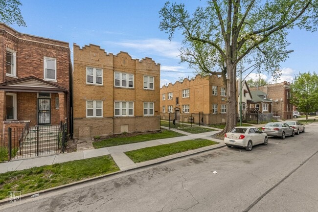 Building Photo - 1042 N Leamington
