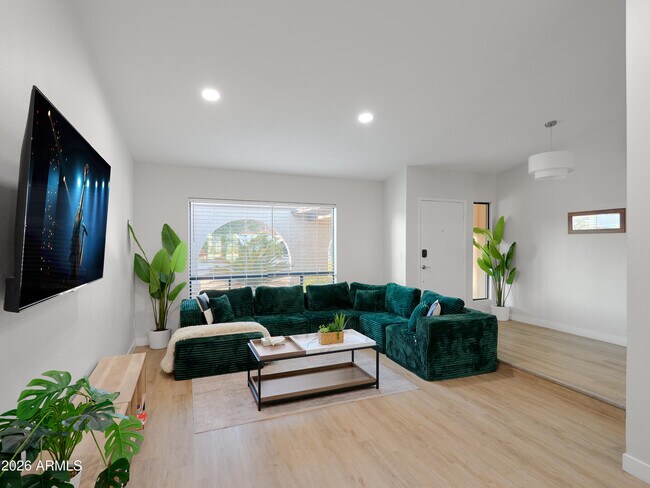 Building Photo - 2331 E Sunnyside Dr