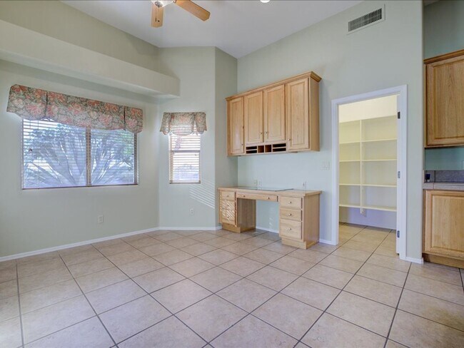 Building Photo - 4 Bedroom 4 Bathroom