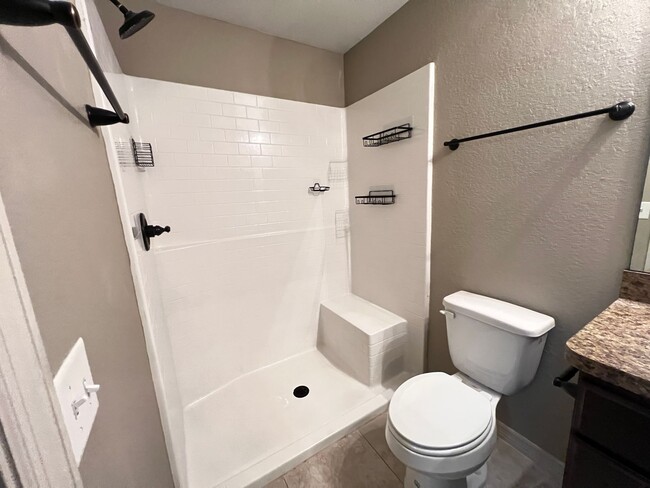 Building Photo - WONDERFUL 3 Bedroom, 2 Bathroom Home in Oc...