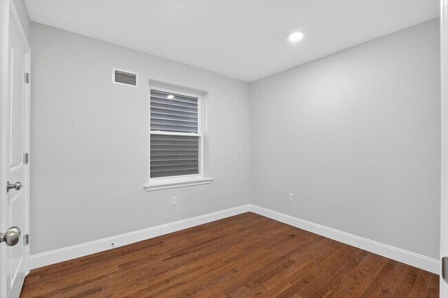 Building Photo - 40 E 5th St