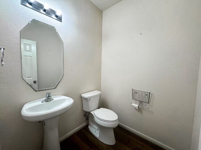 Building Photo - 3923 Calgary Cir