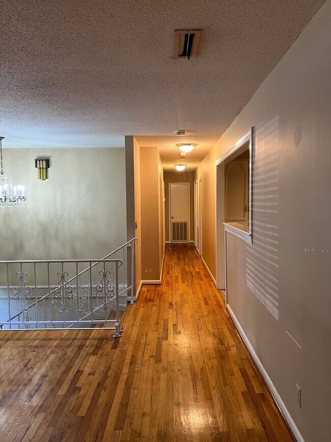 Building Photo - 110 Laurel Cir