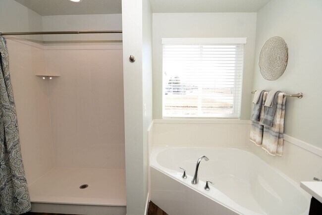 Building Photo - Luxury Tremonton Town-Home for For Rent