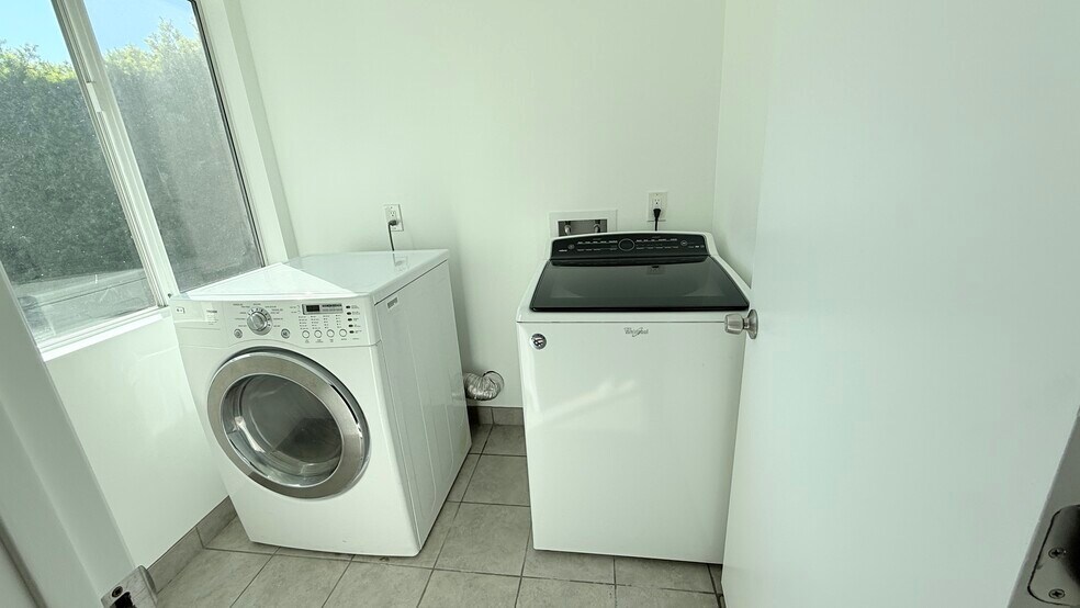 Building Photo - 11141 Greenlawn Ave