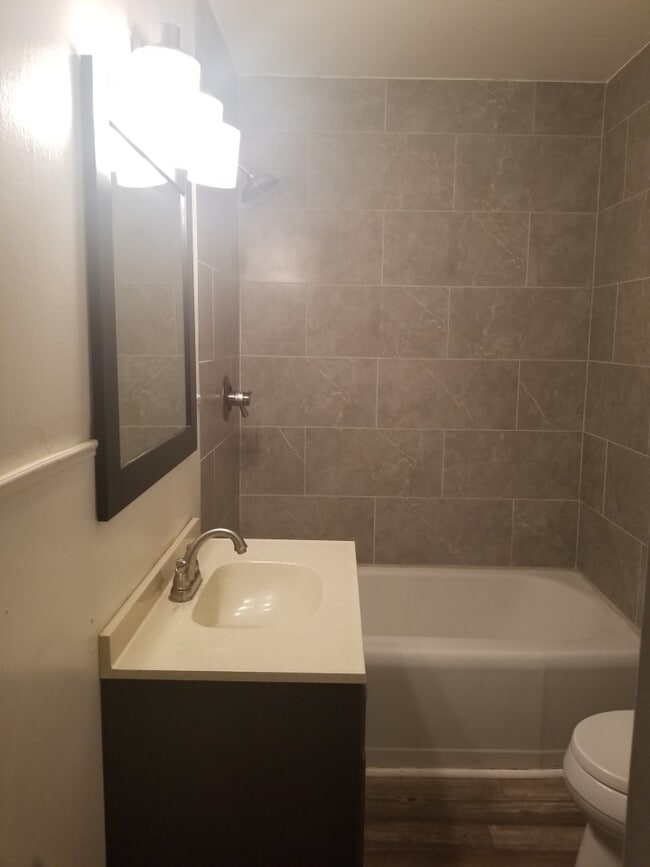 Building Photo - 1008 S Stanley St