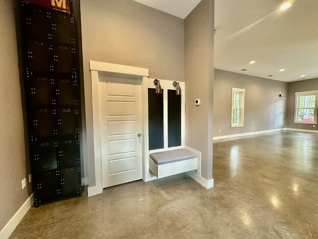 Building Photo - Large Modern Loft Home in Downtown Bluffton!