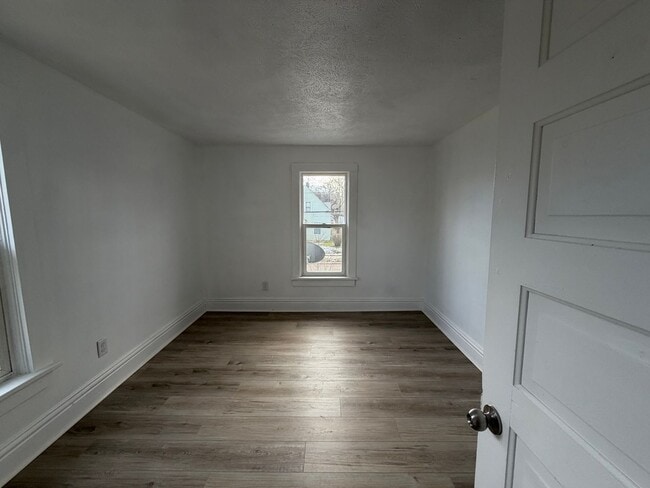 Building Photo - Spacious 4 Bedroom home