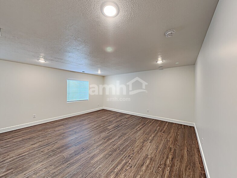 Building Photo - 11082 S Blue Byu Dr