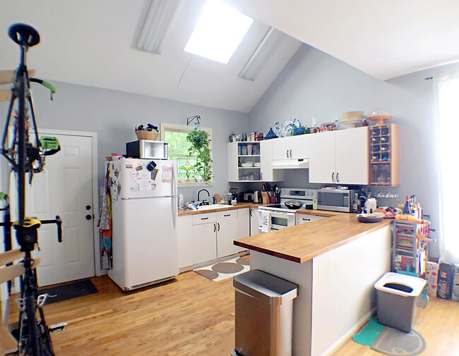 Vaulted ceilings and a skylight - 843 United Ave SE