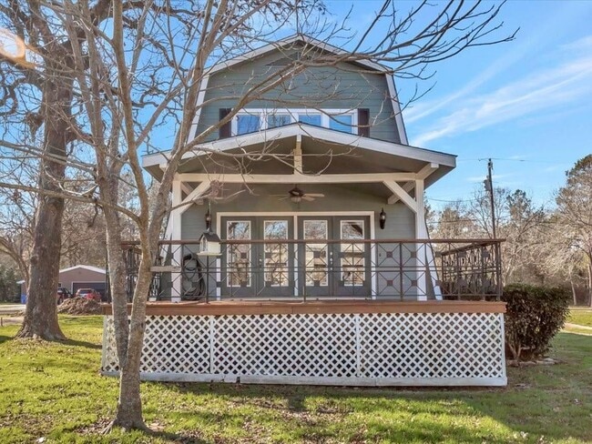 Building Photo - 825 Commodore Dr