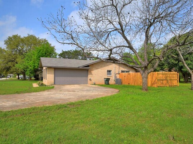 Building Photo - "Charming 3-Bedroom Retreat with 2 Baths i...