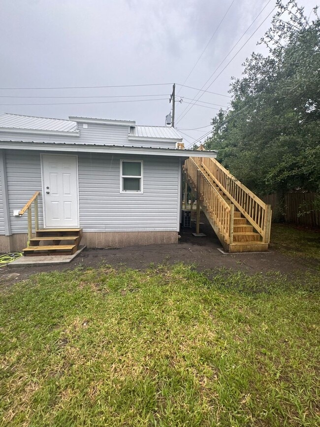 Building Photo - Renovated 2 bedroom, 2 bathroom duplex in ...