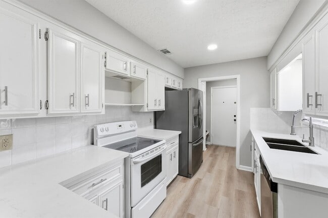 Building Photo - 8001 Rebawood Dr