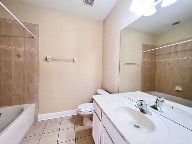 Building Photo - Great townhouse -  available now!
