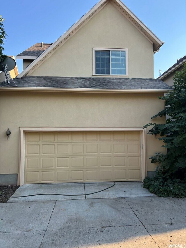 Building Photo - Beautiful 3 Bed 2.5 Bath - 2 Story Home in...