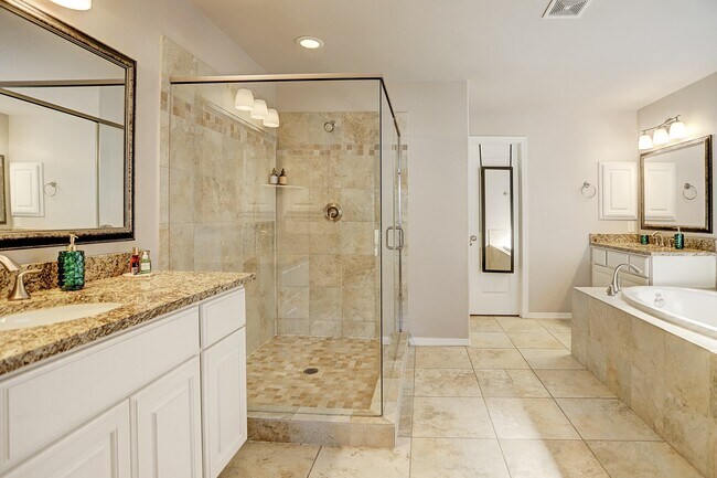 Building Photo - 213 W 26th St