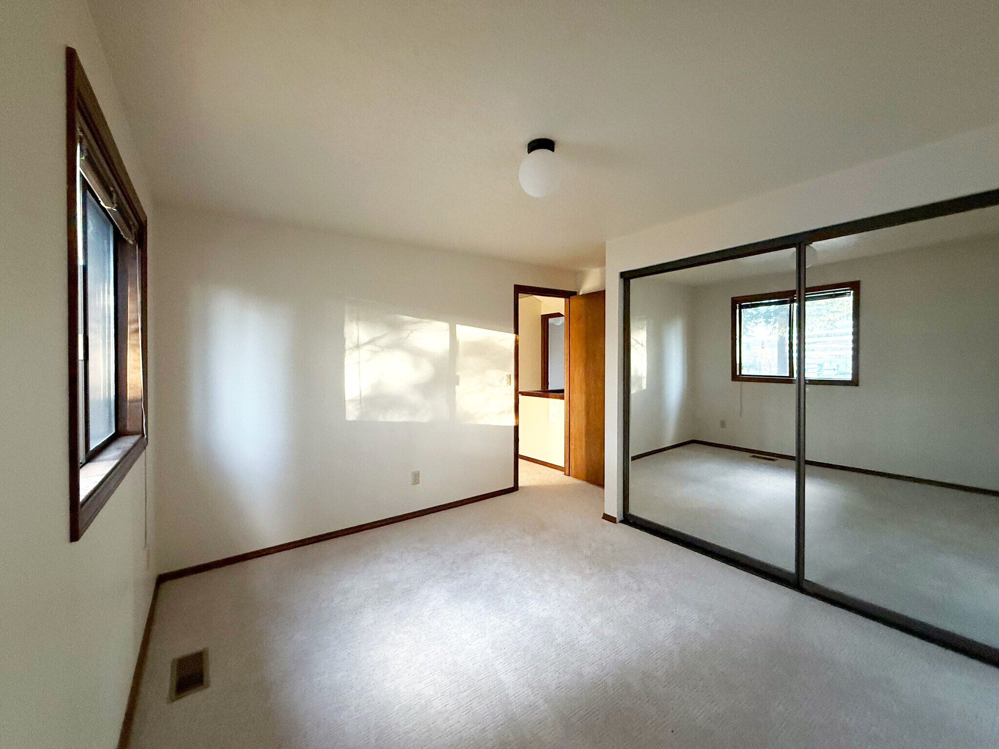 Building Photo - 8949 SW Fairview Pl