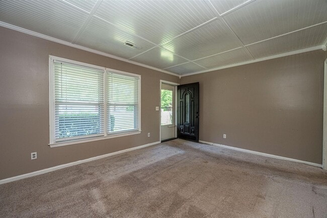 Building Photo - Charming 4 bedroom home with large yard