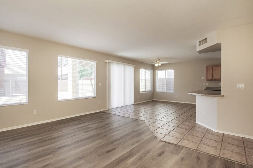Building Photo - 14892 W Laurel Ln