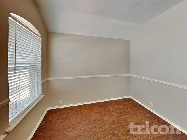 Building Photo - 317 Welch Dr