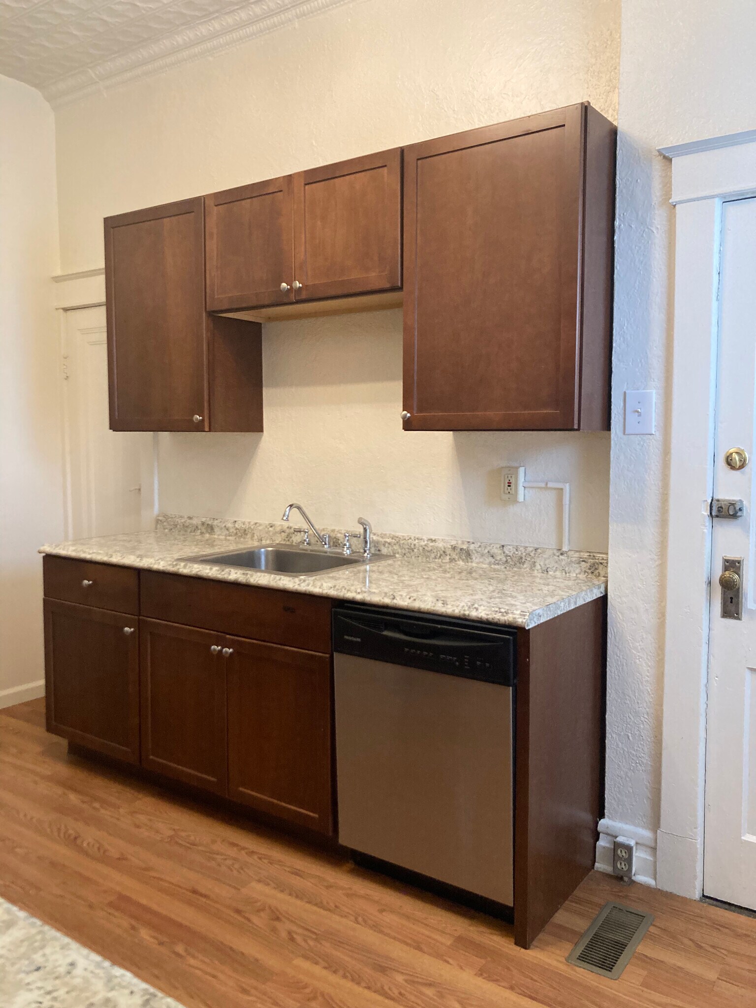 kitchen - 6644 Gravois Ave