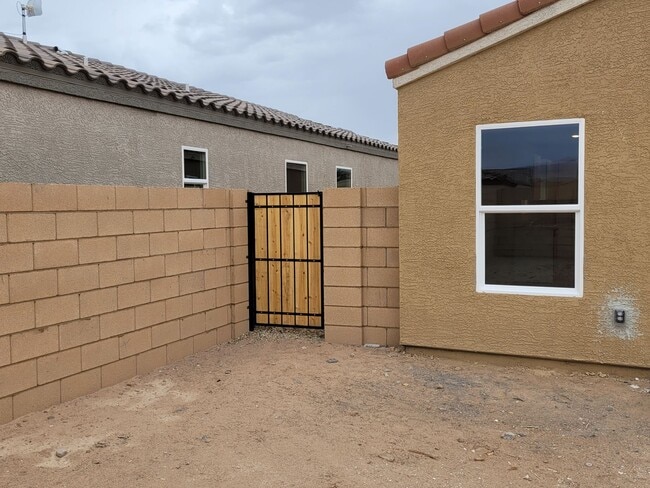 Building Photo - Beautiful 3/2 bath home located in Chaparral Terrace gated community.